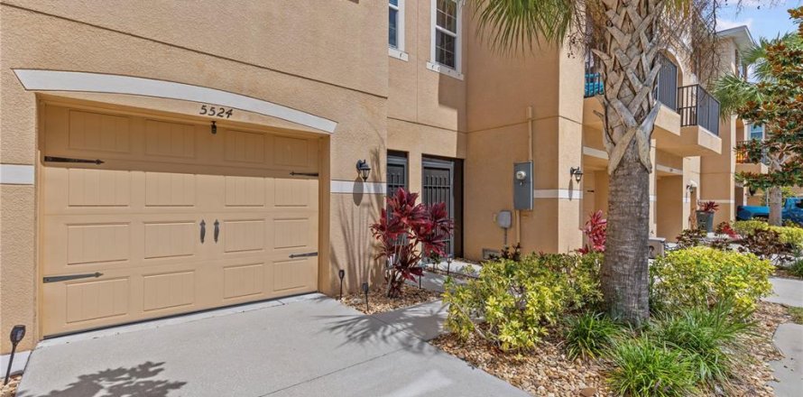 Townhouse in New Port Richey, Florida 2 bedrooms, 140.19 sq.m. № 2101232