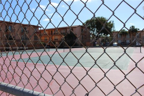 Condo in Miami Lakes, Florida, 1 bedroom  № 2044707 - photo 21