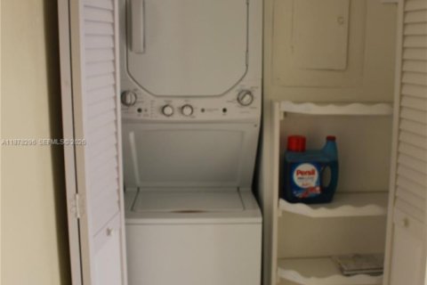 Condo in Miami Lakes, Florida, 1 bedroom  № 2044707 - photo 11