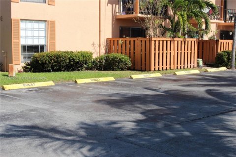 Condo in Miami Lakes, Florida, 1 bedroom  № 2044707 - photo 22