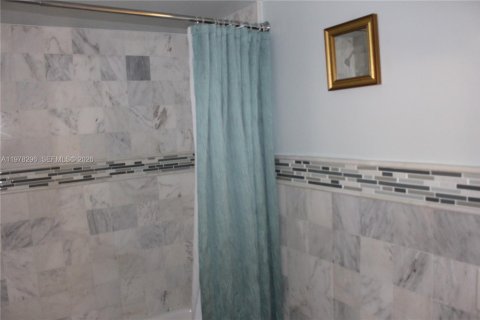 Condo in Miami Lakes, Florida, 1 bedroom  № 2044707 - photo 14