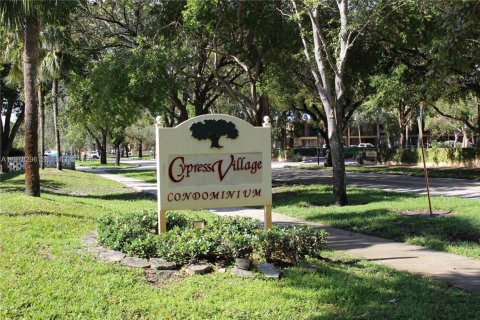 Condo in Miami Lakes, Florida, 1 bedroom  № 2044707 - photo 2