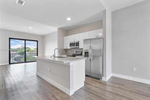 Villa ou maison à louer à Hialeah, Floride: 3 chambres, 288 m2 № 2001544 - photo 15