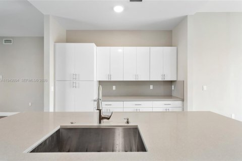 Villa ou maison à louer à Hialeah, Floride: 3 chambres, 288 m2 № 2001544 - photo 25