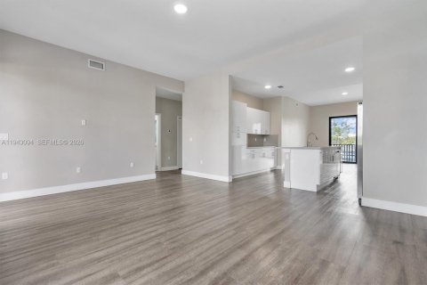 Villa ou maison à louer à Hialeah, Floride: 3 chambres, 288 m2 № 2001544 - photo 11