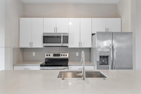 Villa ou maison à louer à Hialeah, Floride: 3 chambres, 288 m2 № 2001544 - photo 24