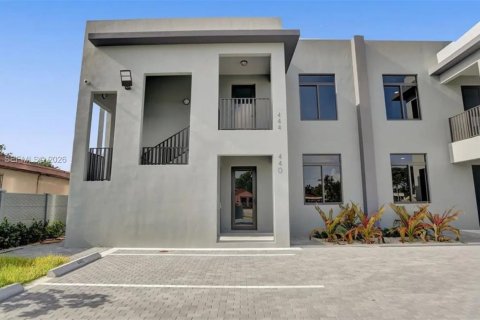 Villa ou maison à louer à Hialeah, Floride: 3 chambres, 288 m2 № 2001544 - photo 3