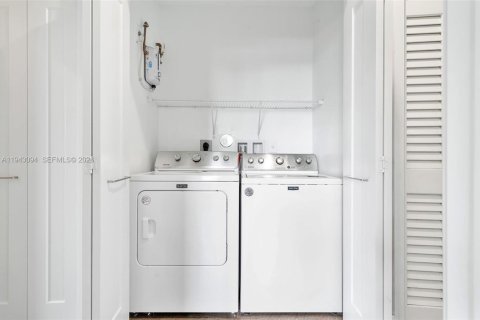 Villa ou maison à louer à Hialeah, Floride: 3 chambres, 288 m2 № 2001544 - photo 30