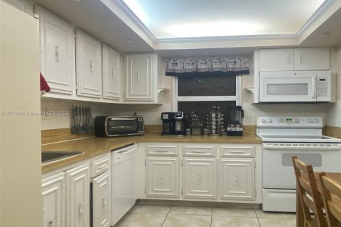 Купить кондоминиум в Халландейл-Бич, Флорида 2 спальни, 104.98м2, № 1763552 - фото 7