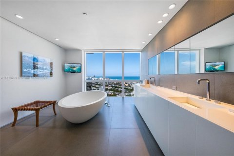 Condominio en venta en Miami Beach, Florida, 2 dormitorios, 492.85 m2 № 1797662 - foto 24