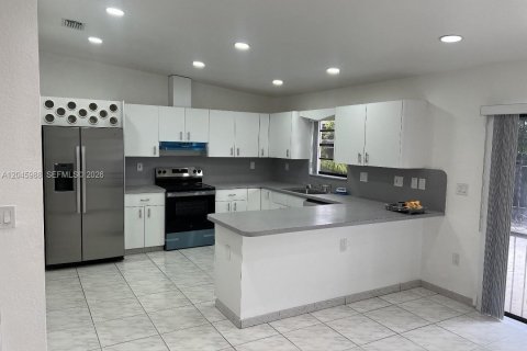 Villa ou maison à louer à Miami, Floride: 5 chambres, 223.52 m2 № 2283011 - photo 2