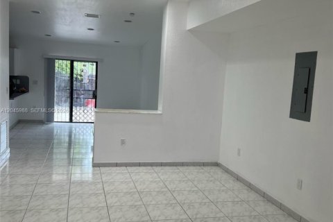 Villa ou maison à louer à Miami, Floride: 5 chambres, 223.52 m2 № 2283011 - photo 3