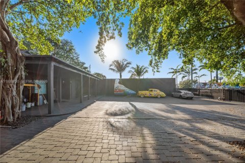 Commercial property in Miami, Florida № 2069537 - photo 15