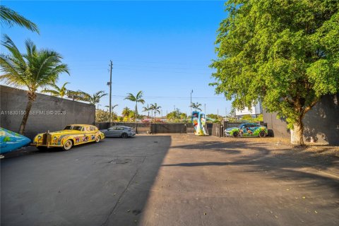 Commercial property in Miami, Florida № 2069537 - photo 17
