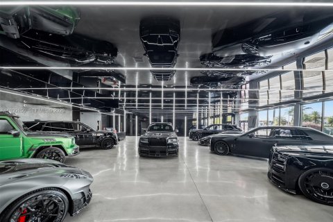 Commercial property in Miami, Florida № 2069537 - photo 5