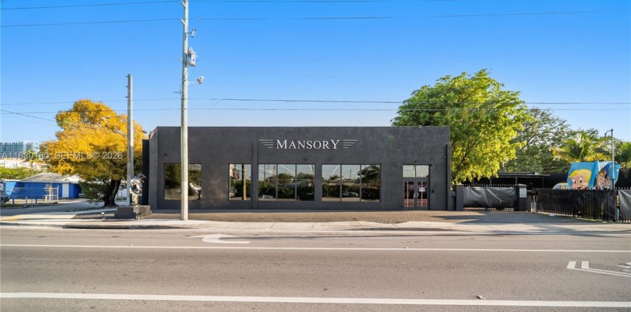 Commercial property in Miami, Florida № 2069537