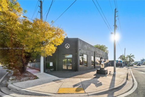 Commercial property in Miami, Florida № 2069537 - photo 2
