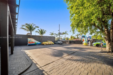 Commercial property in Miami, Florida № 2069537 - photo 16