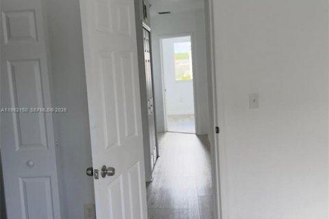 Townhouse in Florida City, Florida 4 bedrooms, 155.98 sq.m. № 2043308 - photo 6