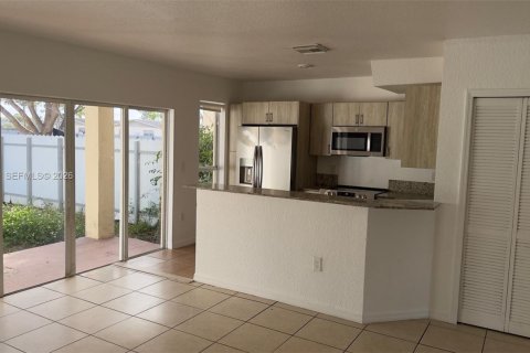 Townhouse in Florida City, Florida 4 bedrooms, 155.98 sq.m. № 2043308 - photo 2