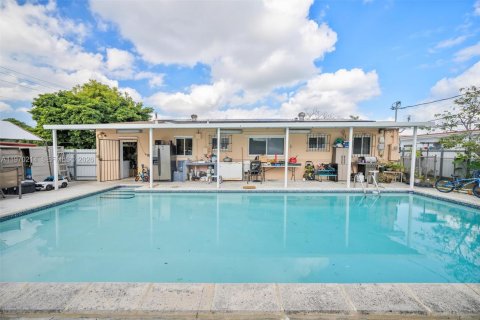 Casa en venta en Hialeah, Florida, 4 dormitorios, 113.71 m2 № 2031141 - foto 15