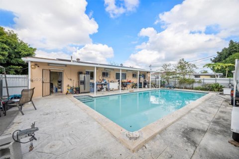Casa en venta en Hialeah, Florida, 4 dormitorios, 113.71 m2 № 2031141 - foto 13