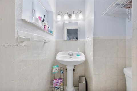 Casa en venta en Hialeah, Florida, 4 dormitorios, 113.71 m2 № 2031141 - foto 10