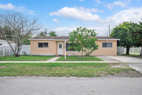 Casa en Hialeah, Florida 4 dormitorios, 113.71 m2 № 2031141