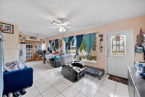 Casa en venta en Hialeah, Florida, 4 dormitorios, 113.71 m2 № 2031141 - foto 2