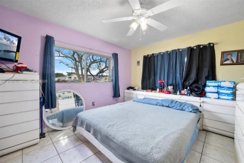 Casa en venta en Hialeah, Florida, 4 dormitorios, 113.71 m2 № 2031141 - foto 7