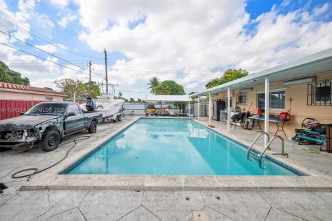 Casa en venta en Hialeah, Florida, 4 dormitorios, 113.71 m2 № 2031141 - foto 14