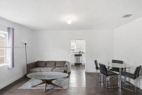 Купить виллу или дом в Майами, Флорида 2 спальни, 120.96м2, № 2067122 - фото 8