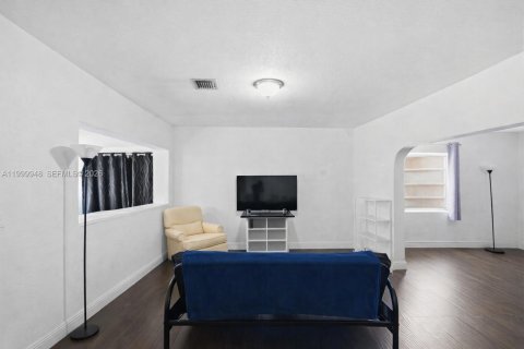 Купить виллу или дом в Майами, Флорида 2 спальни, 120.96м2, № 2067122 - фото 4