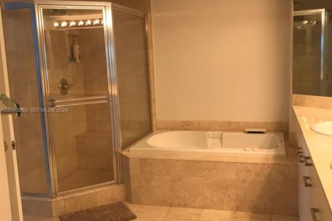 Condo in Aventura, Florida, 2 bedrooms  № 2066723 - photo 12