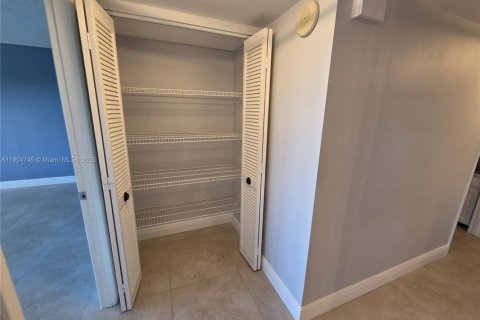 Снять в аренду кондоминиум в Форт-Лодердейл, Флорида 1 спальня, 93.37м2, № 1965770 - фото 11