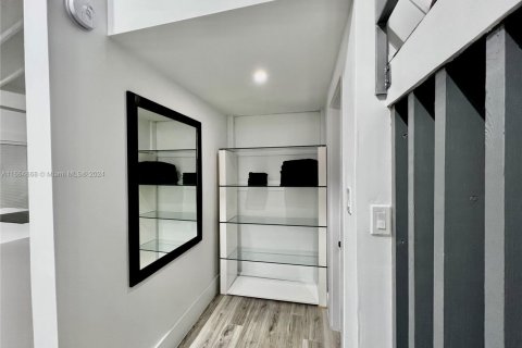 House in Miami, Florida 3 bedrooms, 110.74 sq.m. № 1984792 - photo 9