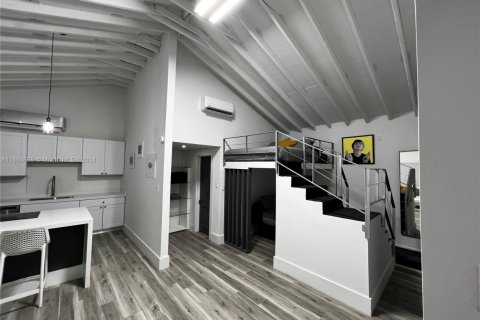 House in Miami, Florida 3 bedrooms, 110.74 sq.m. № 1984792 - photo 2