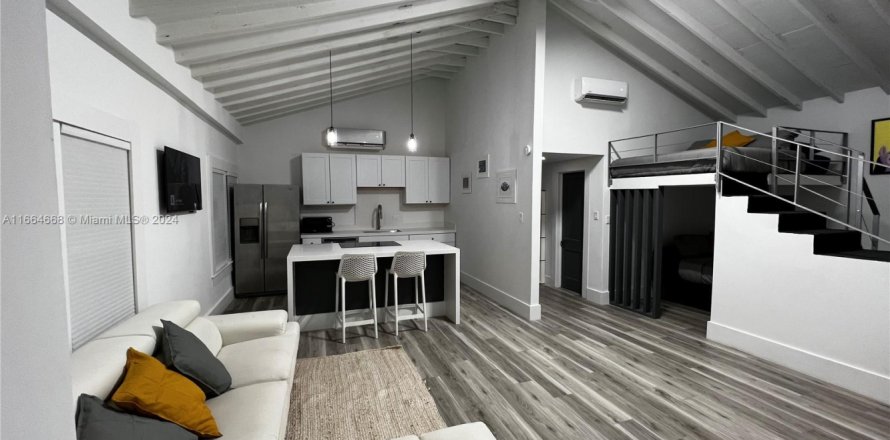 House in Miami, Florida 3 bedrooms, 110.74 sq.m. № 1984792