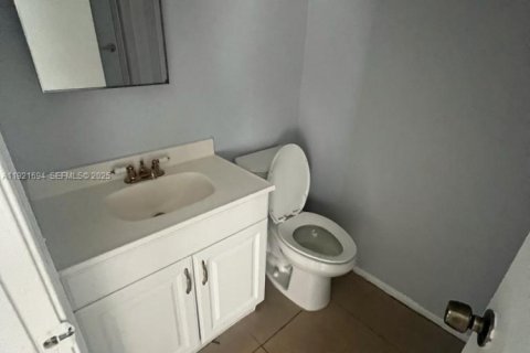 Propiedad comercial en venta en Lauderhill, Florida, 279.91 m2 № 1984232 - foto 8