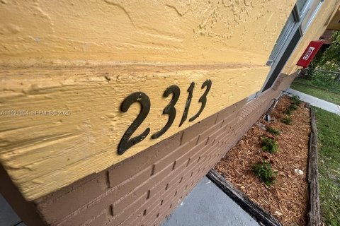 Propiedad comercial en venta en Lauderhill, Florida, 279.91 m2 № 1984232 - foto 13