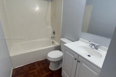 Propiedad comercial en venta en Lauderhill, Florida, 279.91 m2 № 1984232 - foto 30