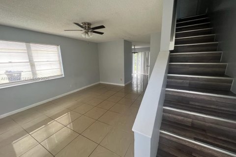 Propiedad comercial en venta en Lauderhill, Florida, 279.91 m2 № 1984232 - foto 4