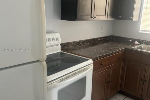 Propiedad comercial en venta en Lauderhill, Florida, 279.91 m2 № 1984232 - foto 15