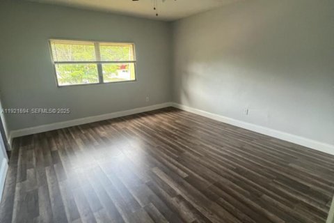 Propiedad comercial en venta en Lauderhill, Florida, 279.91 m2 № 1984232 - foto 26