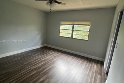 Propiedad comercial en venta en Lauderhill, Florida, 279.91 m2 № 1984232 - foto 29