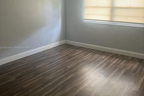 Propiedad comercial en venta en Lauderhill, Florida, 279.91 m2 № 1984232 - foto 17