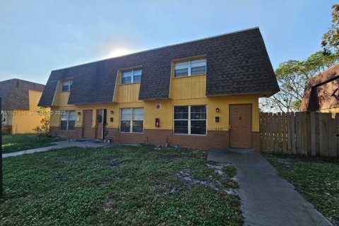 Propiedad comercial en venta en Lauderhill, Florida, 279.91 m2 № 1984232 - foto 2