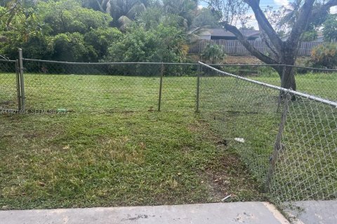 Propiedad comercial en venta en Lauderhill, Florida, 279.91 m2 № 1984232 - foto 28