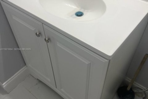 Propiedad comercial en venta en Lauderhill, Florida, 279.91 m2 № 1984232 - foto 20