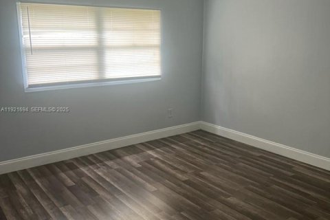 Propiedad comercial en venta en Lauderhill, Florida, 279.91 m2 № 1984232 - foto 18